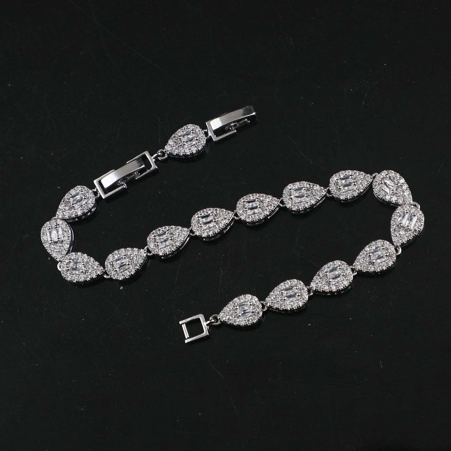 LUSTRE DEWDROP BRACELET