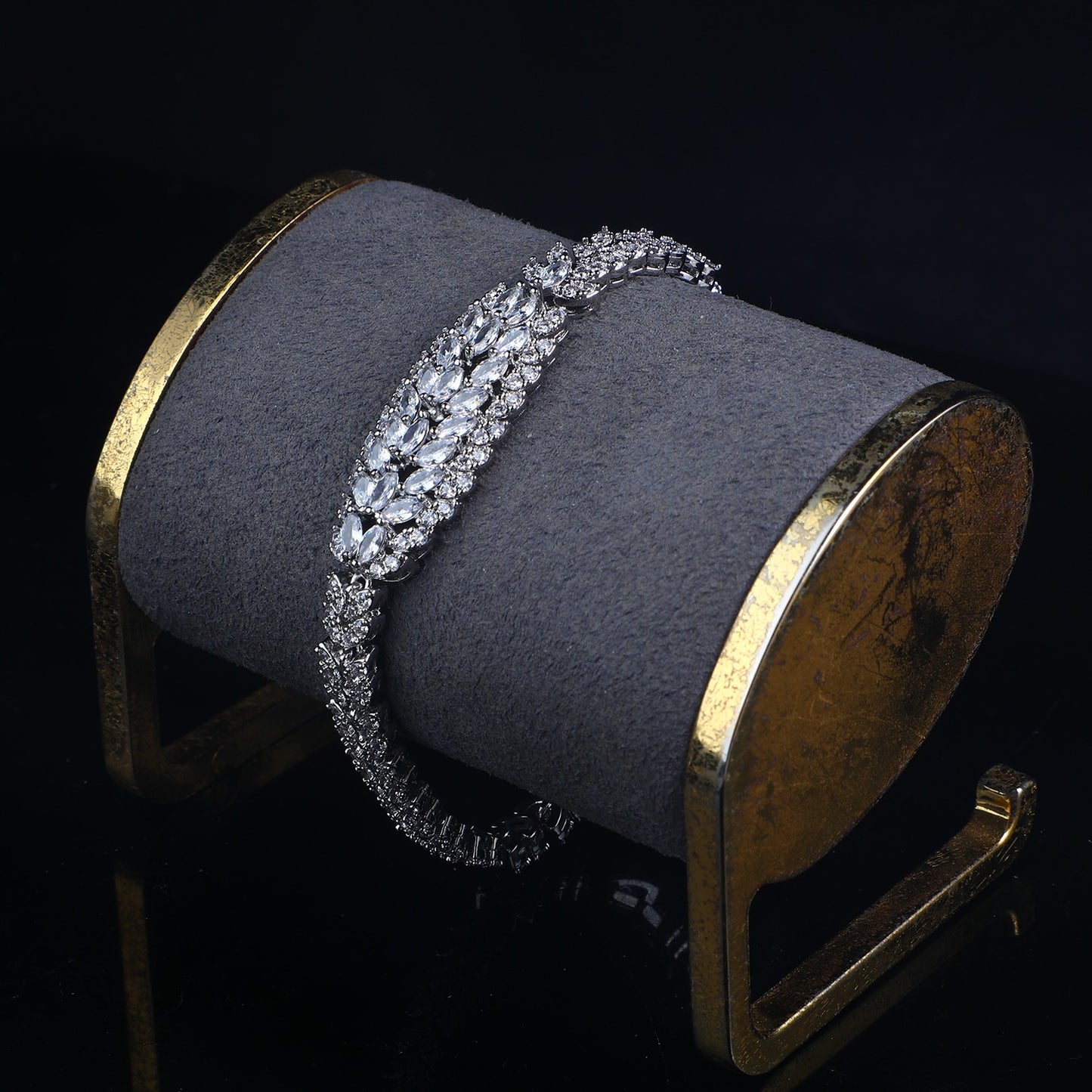 LEAF-VINE CRYSTAL PARURE