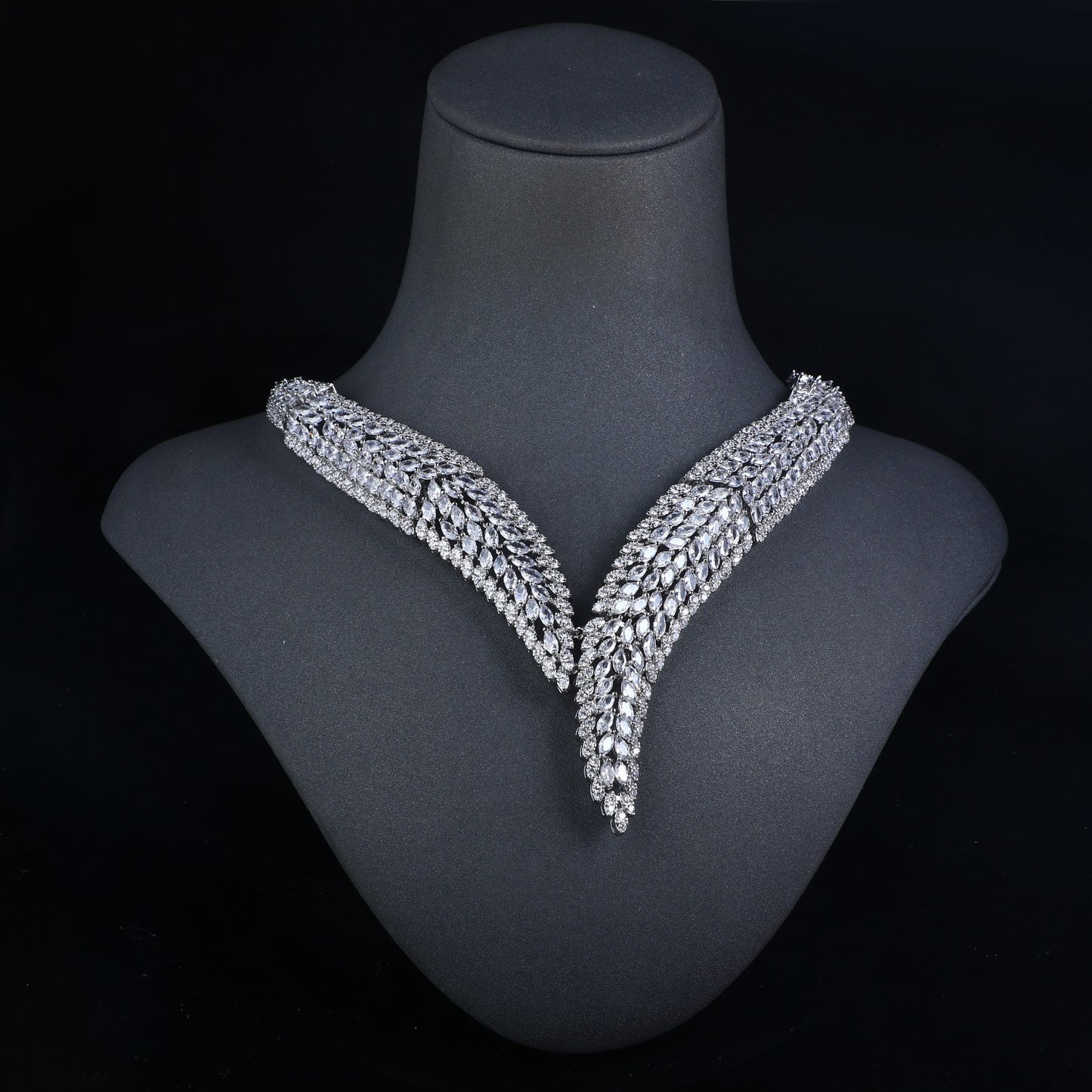 LEAF-VINE CRYSTAL PARURE